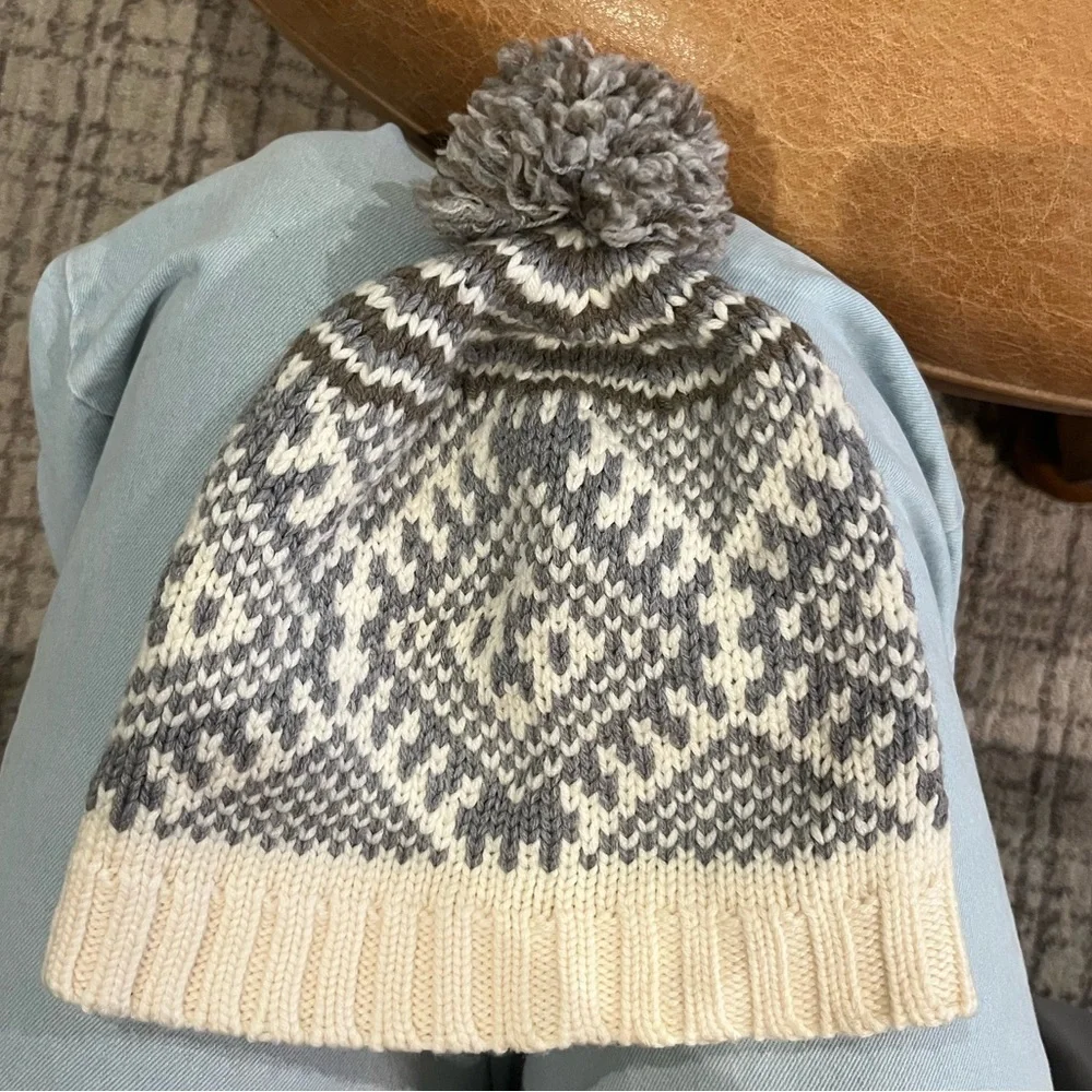Banana Republic Extra Fine Merino Wool Knit Beanie with Pom Pom Detailing Hat